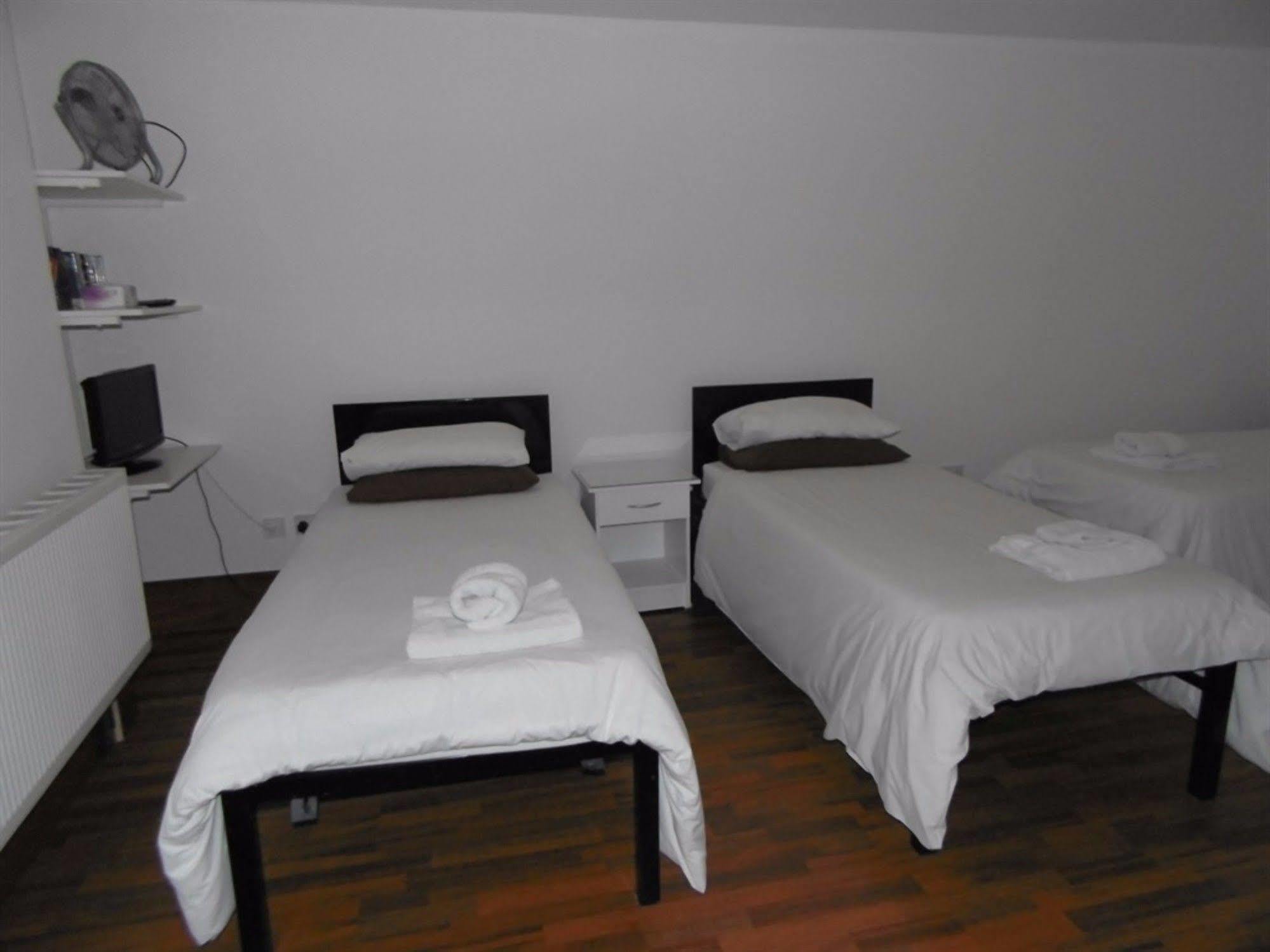 Breeze Guest House Bootle  Bagian luar foto